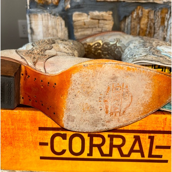 COPY - Corral 11M Gold/Bone Embroidery Crystals Studs Snip Toe Cowboy Boot - Picture 8 of 13